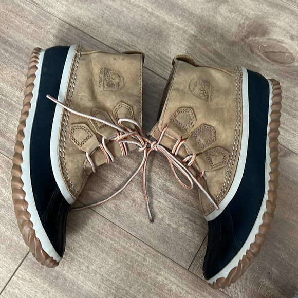 Sorel Out N About Waterproof Black Tan Lace Up Leather Ankle Rain Boots Size 6.5 - Picture 4 of 7